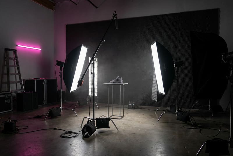 Estudio con luces y un fondo oscuro, listo para producir piezas