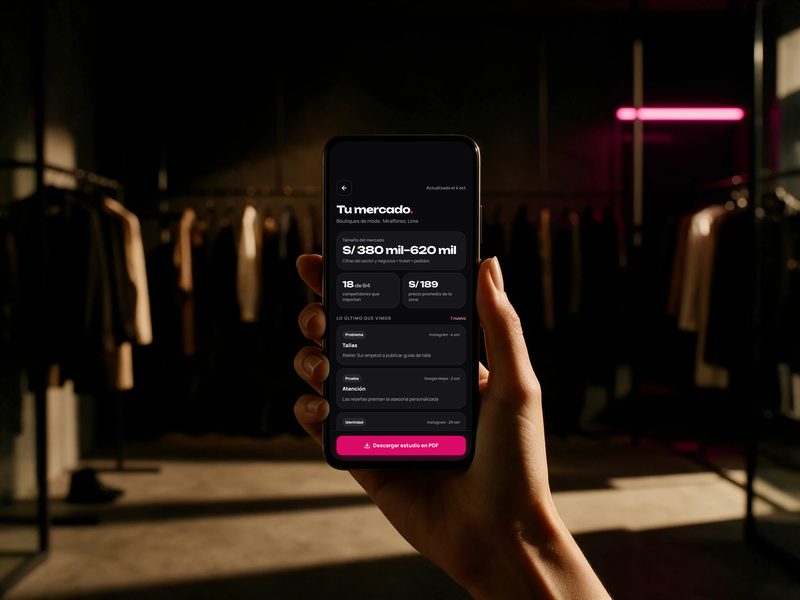 Una mano sostiene el celular con el estudio de mercado de su negocio en Partners